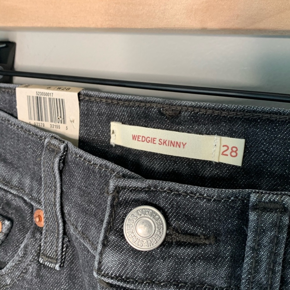 NWT Levi's wedgie skinny jean ravens wing fray hem - Picture 14 of 16